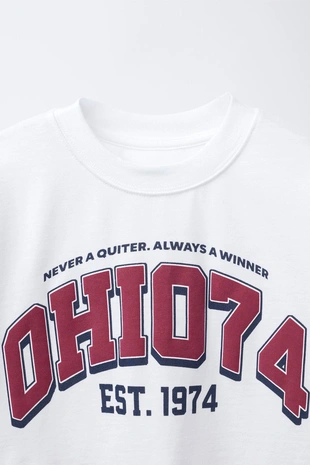 Футболка в стиле преппи с рельефной надписью- Заказать в России