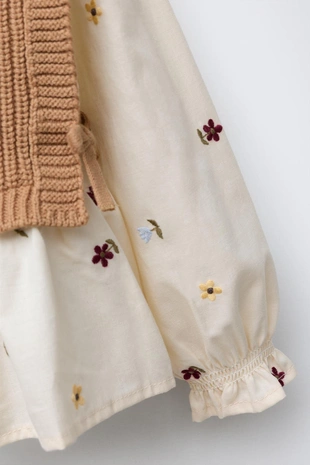 Рубашка с вышивкой из цветов и комбинированный трикотажный жилет- Заказать в России