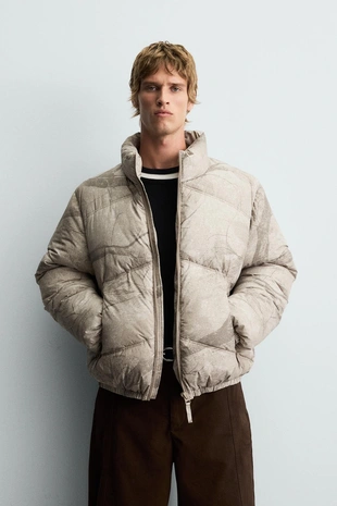 Стеганая куртка с абстрактным принтом- Заказать в России