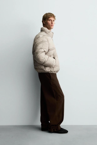 Стеганая куртка с абстрактным принтом- Заказать в России