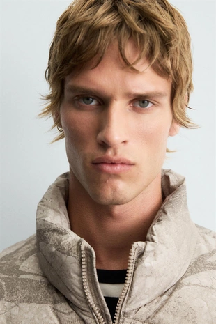 Стеганая куртка с абстрактным принтом- Заказать в России