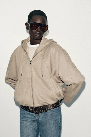 Бомбер из искусственной замши с капюшоном- Заказать в России