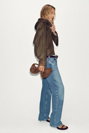 Бомбер из искусственной замши с капюшоном