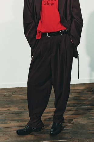 Брюки со складками, пуговицей снизу- Заказать в России