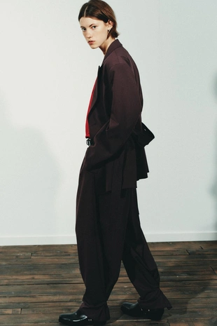 Брюки со складками, пуговицей снизу- Заказать в России