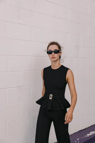 Топ из ткани букле с баской и пряжкой