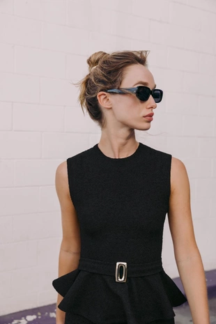 Топ из ткани букле с баской и пряжкой