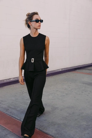 Топ из ткани букле с баской и пряжкой