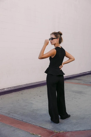 Топ из ткани букле с баской и пряжкой- Заказать в России