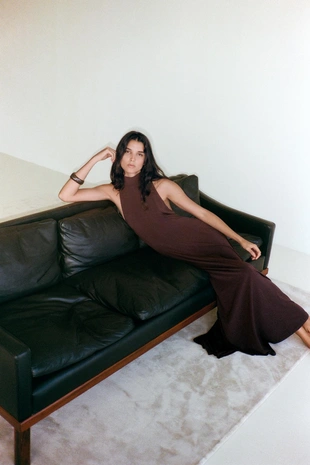 Длинное платье с открытой спиной