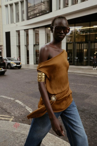 Атласный топ асимметричного кроя с аппликацией- Заказать в России