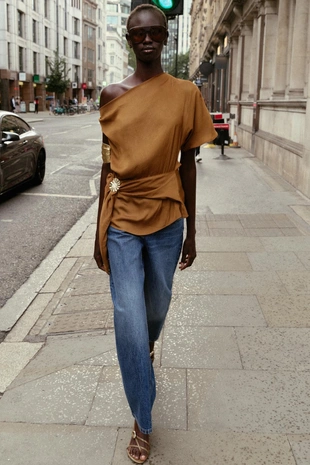 Атласный топ асимметричного кроя с аппликацией- Заказать в России