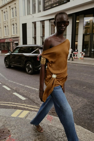 Атласный топ асимметричного кроя с аппликацией- Заказать в России