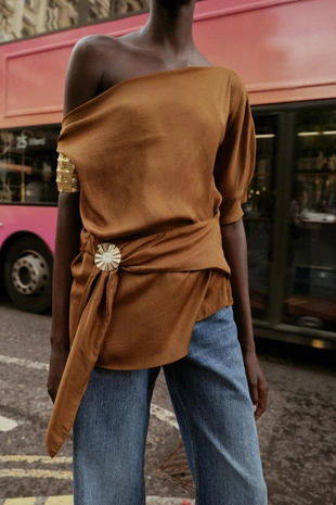 Атласный топ асимметричного кроя с аппликацией- Заказать в России