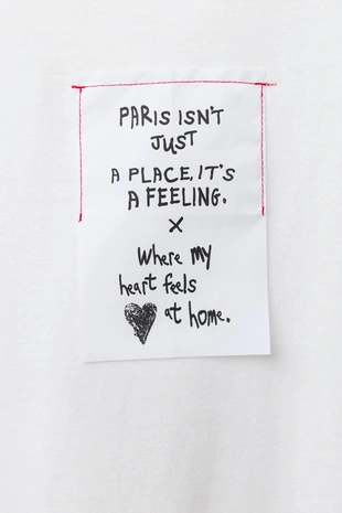 Футболка с сердечками и вышитой надписью- Заказать в России