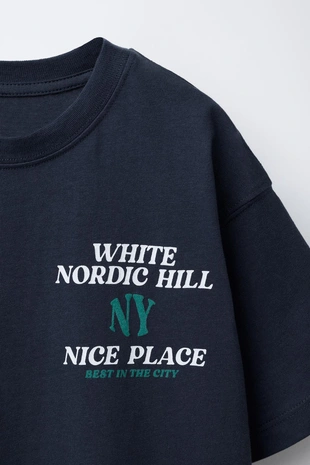 Футболка в стиле варсити с рельефной надписью- Заказать в России