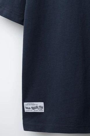 Футболка в стиле варсити с рельефной надписью- Заказать в России