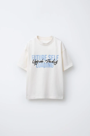 Футболка в стиле преппи с надписью и нашивкой- Заказать в России