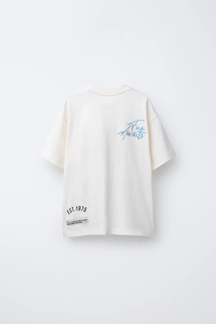 Футболка в стиле преппи с надписью и нашивкой- Заказать в России