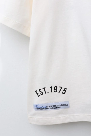 Футболка в стиле преппи с надписью и нашивкой- Заказать в России