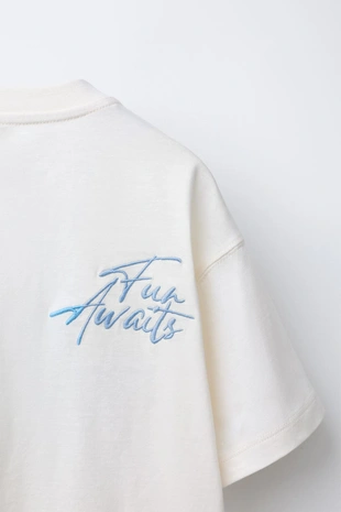 Футболка в стиле преппи с надписью и нашивкой- Заказать в России