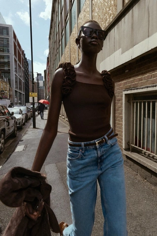 Трикотажный топ на бретелях с цветами- Заказать в России