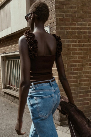 Трикотажный топ на бретелях с цветами- Заказать в России