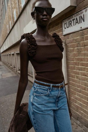 Трикотажный топ на бретелях с цветами- Заказать в России