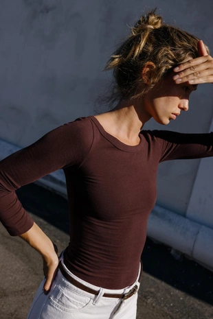 Футболка с вырезом «лодочка»- Заказать в России