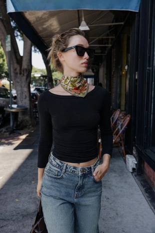 Футболка с вырезом «лодочка»