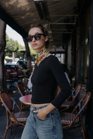 Футболка с вырезом «лодочка»