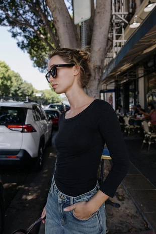 Футболка с вырезом «лодочка»