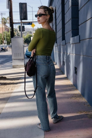 Футболка с вырезом «лодочка»