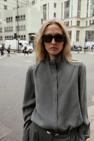 Рубашка струящегося покроя с высоким воротником- Заказать в России