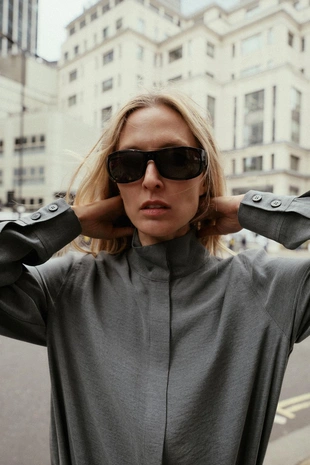 Рубашка струящегося покроя с высоким воротником- Заказать в России