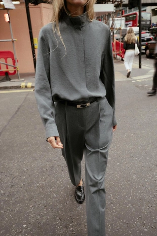 Рубашка струящегося покроя с высоким воротником- Заказать в России