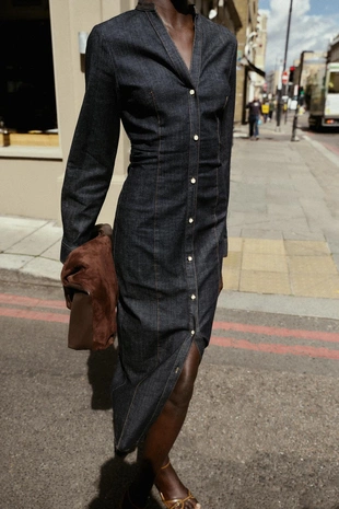 Приталенное джинсовое платье миди- Заказать в России