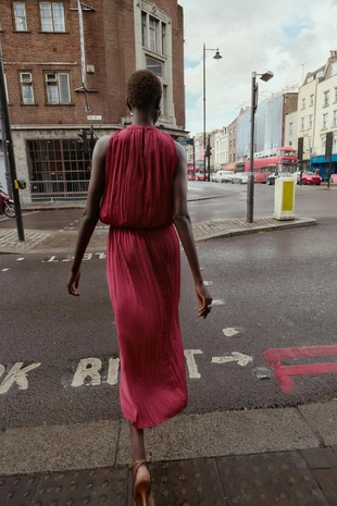 Плиссированное платье миди с эффектом жатой ткани- Заказать в России