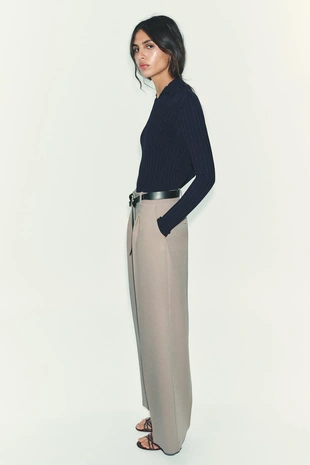 Брюки прямого кроя с защипами и ремнем- Заказать в России