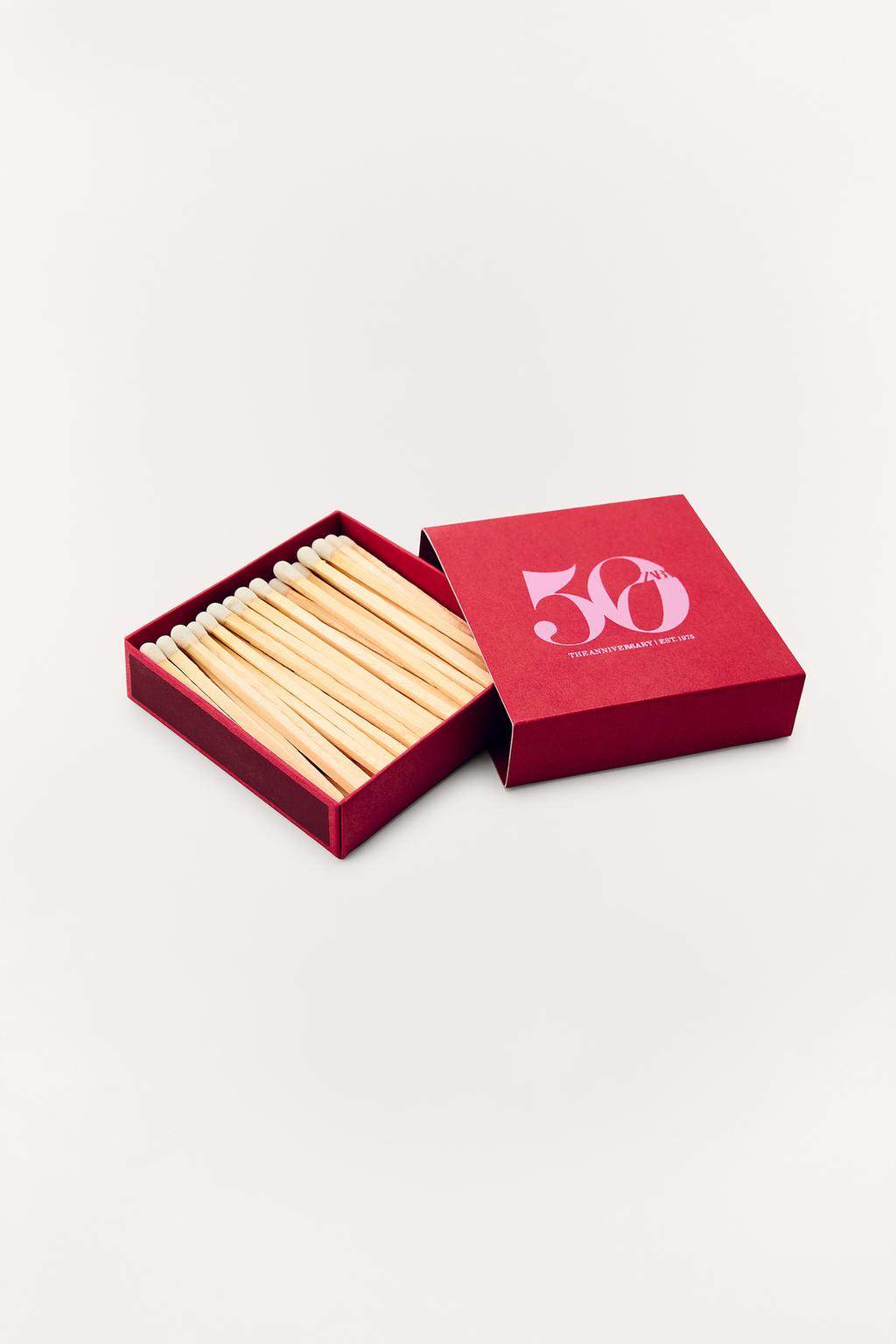 Зажигалка matchbox 50-летие белая с красным наконечником (60 спичек)