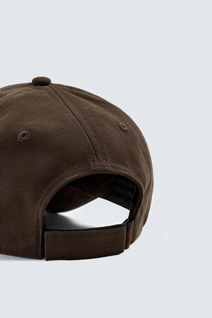 Кепка с нашивкой в виде буквы- Заказать в России