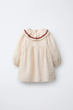 Платье с рельефом и вышитыми цветами- Заказать в России