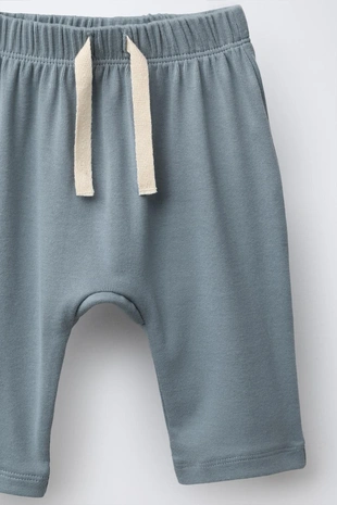 Комплект из однотонной футболки и брюк- Заказать в России