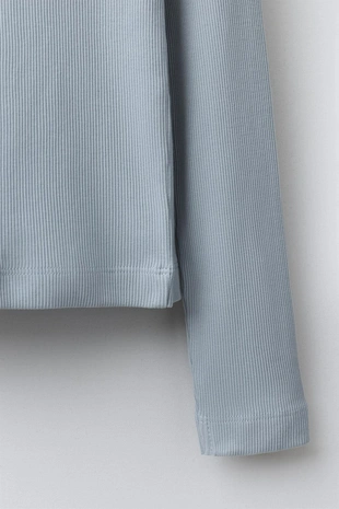 Футболка в рубчик с пуговицами и вырезом