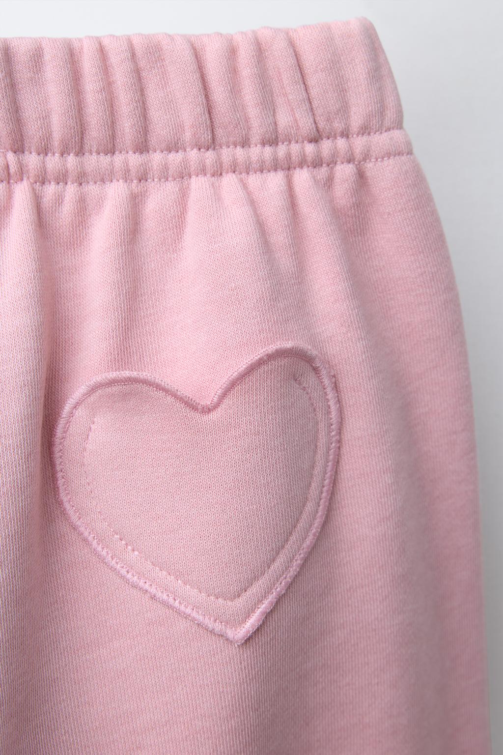 БРЮКИ-ДЖОГГЕРЫ С КАРМАНОМ-СЕРДЦЕМ