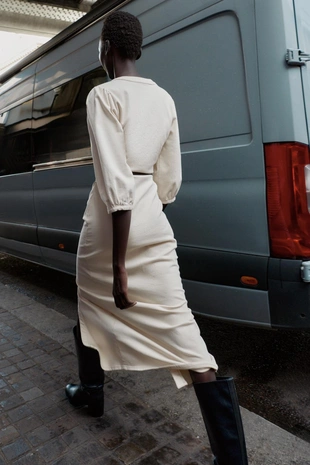 Платье миди с рукавами-буфами и поясом- Заказать в России