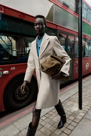 Пальто с подплечниками из мягкой ткани- Заказать в России