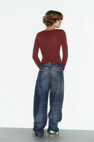 Футболка в рубчик с квадратным вырезом