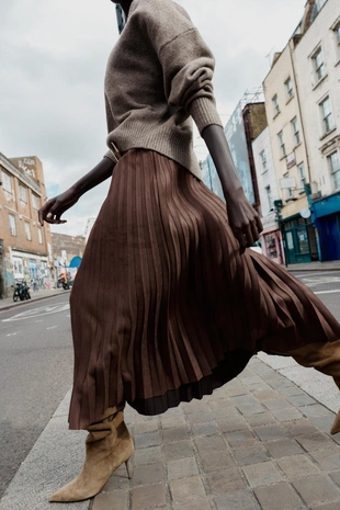 Плиссированная юбка-миди под замшу с поясом- Заказать в России