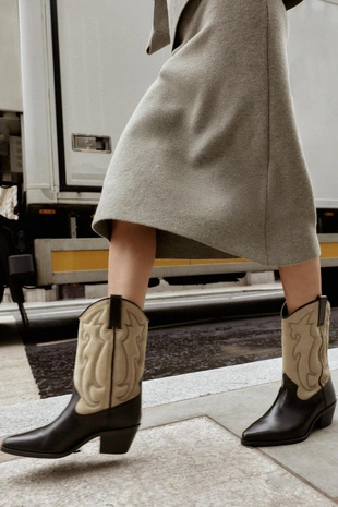 Комбинированные кожаные сапоги с вышивкой- Заказать в России